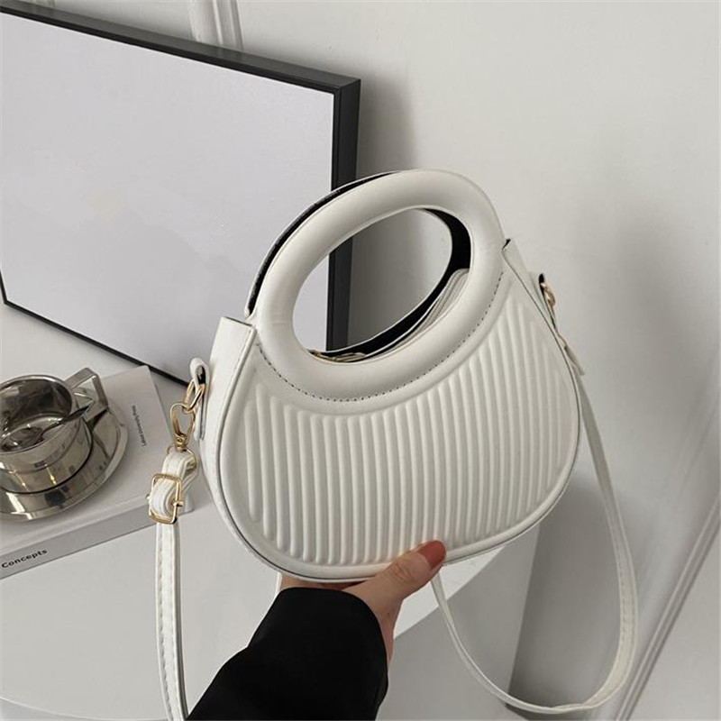Chic Black Crescent Handbag, M - Luxury Bags Without Logo recension och pris