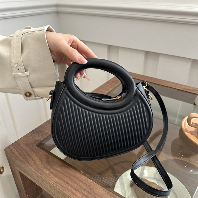 Chic Black Crescent Handbag, M - Luxury Bags Without Logo recension och pris