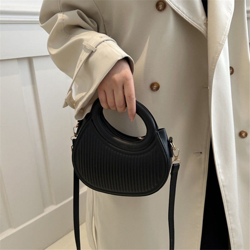 Chic Black Crescent Handbag, M - Luxury Bags Without Logo recension och pris