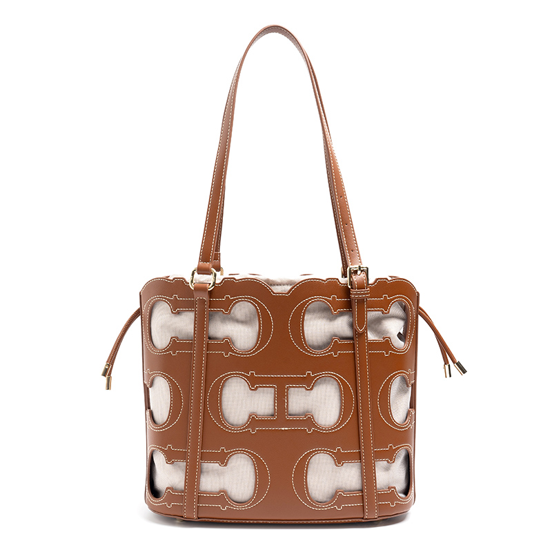 CH Tote Bag Cutout Logo Large  - Luxury Bags Without Logo recension och pris