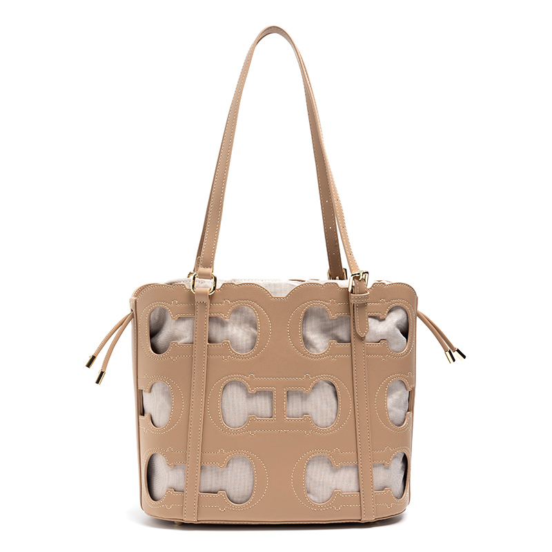 CH Tote Bag Cutout Logo Large  - Luxury Bags Without Logo recension och pris